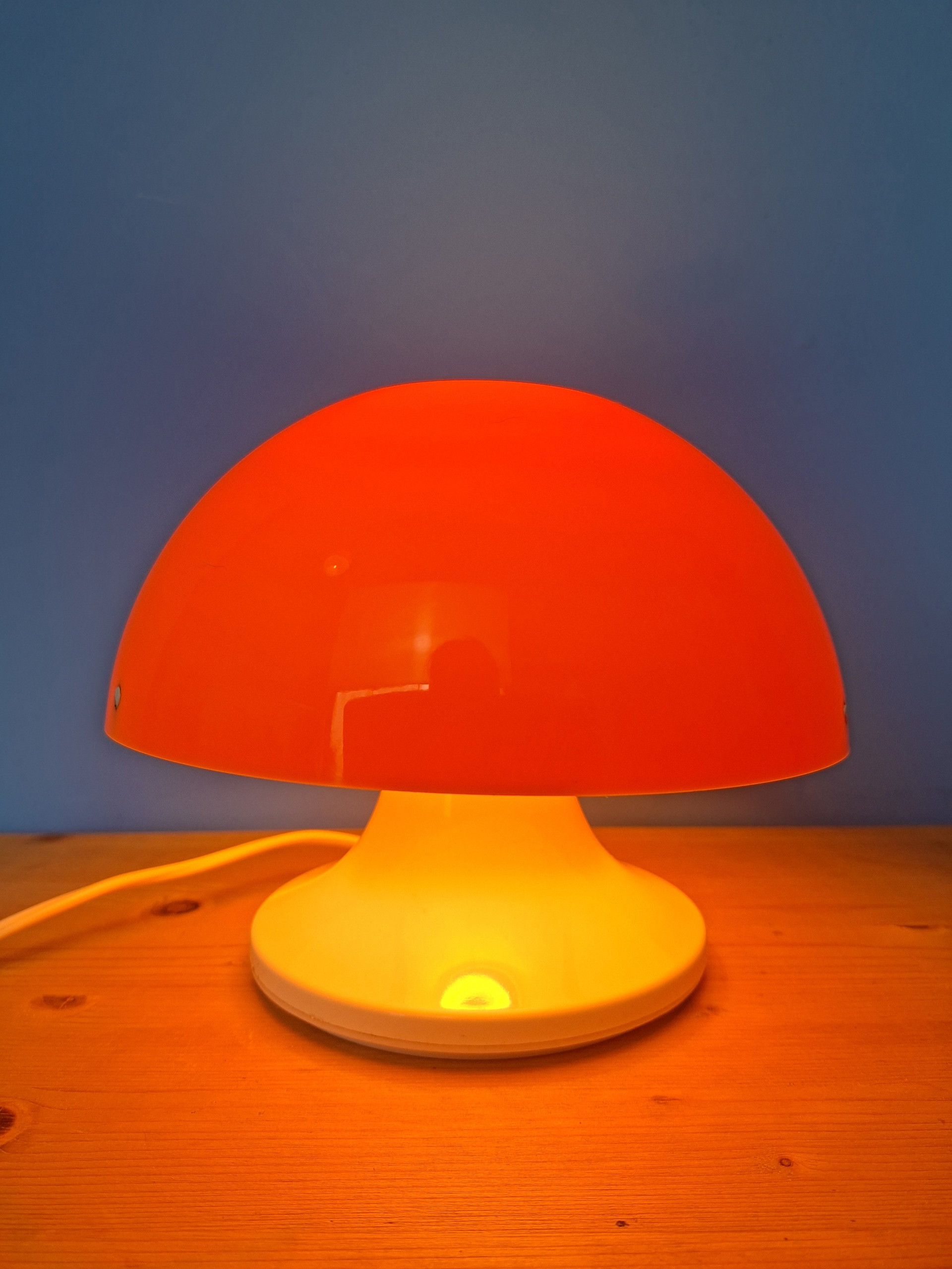 Harvey Guzzini Nule space age lamp by Luigi Massoni | Whoppah
