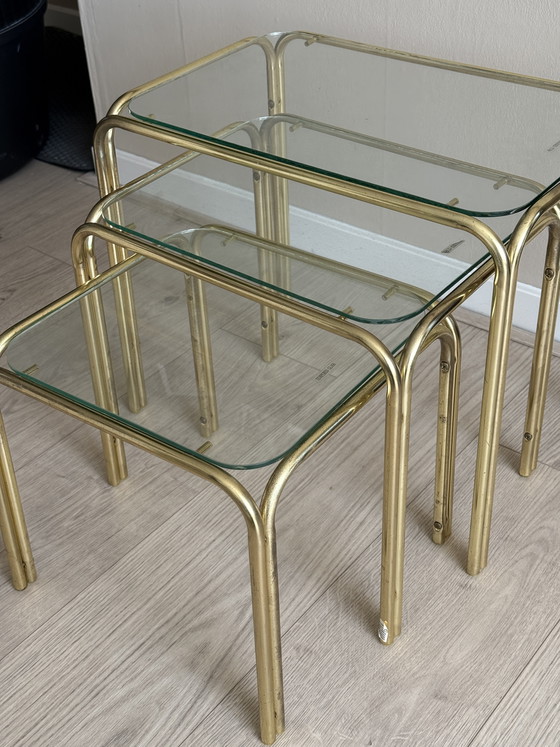 Image 1 of Set van 3 vintage gouden tafeltjes met glazen blad