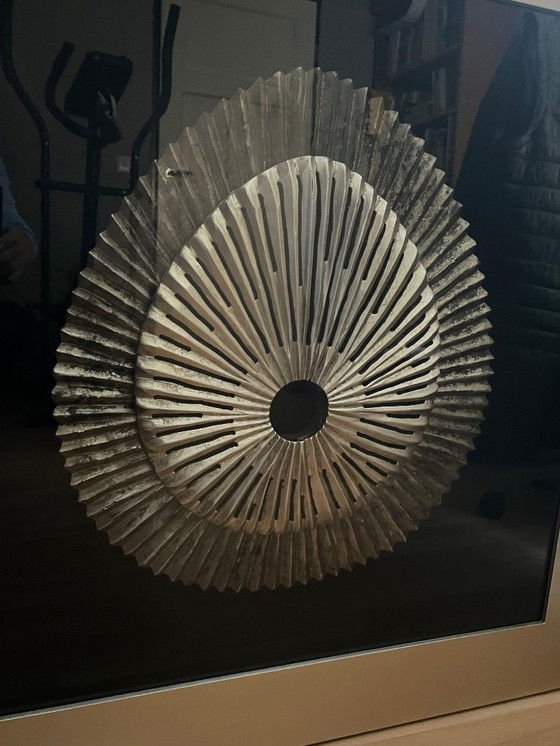 Image 1 of Talla oriental tras cristal (90 x 90 cm)