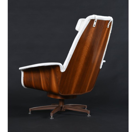 Image 1 of Silla giratoria e inclinable con capitoné blanco estilo George Mulhauser restaurada con otomana