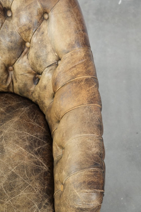 Image 1 of Einzigartiger, stilvoller und bequemer Chesterfield-Clubsessel aus Kuhfell mit einer wunderschönen Farbkombination.