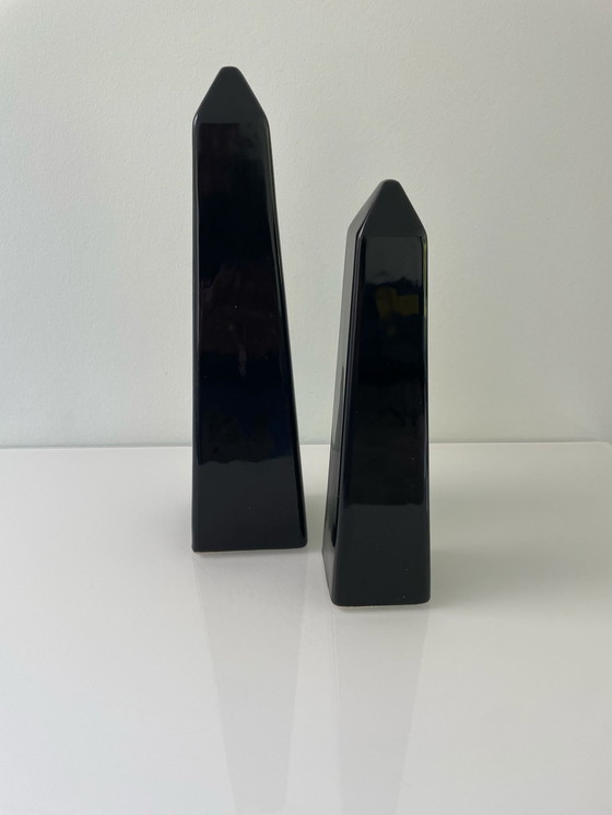 Image 1 of 1980er Jahre Satz von zwei Keramik-Obelisken, Memphis-Stil