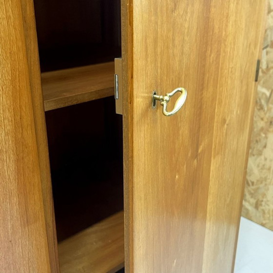 Image 1 of Armoire vintage élégante du milieu du siècle, à 3 portes, avec penderie et étagères, amovible
