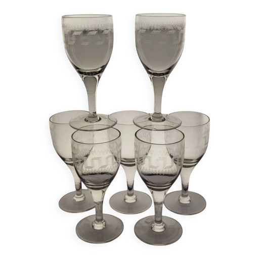 7 Weingläser mit griechischer Dekoration / Glas. Höhe 16,5 cm. Durchmesser am Rand.