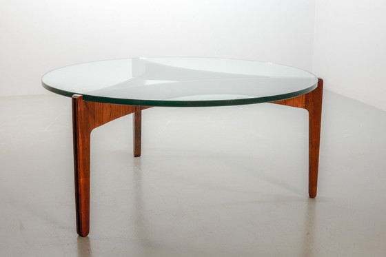Image 1 of Table basse ronde en palissandre avec plateau en verre de Sven Ellekaer, modèle n°104 pour Christian Linneberg. Danemark, 1962