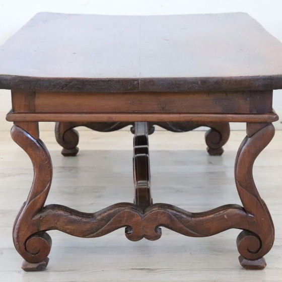 Image 1 of Mesa de centro de nogal macizo, Italia, principios del siglo XX.