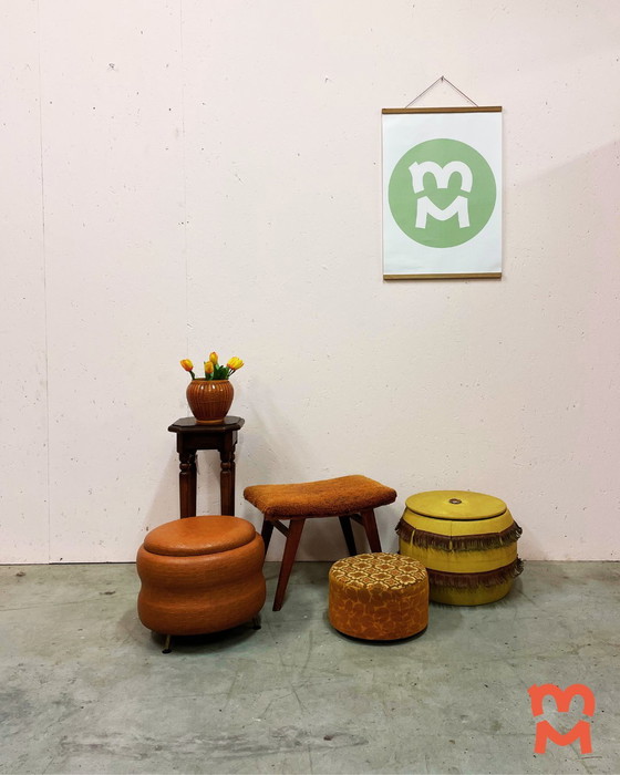 Image 1 of Leuke Vintage Okergele Naaipoef/Bijzettafel