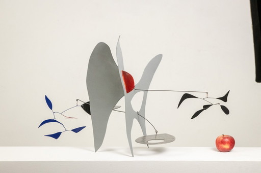 Scultura di Olivier Vonet in metallo laccato nero, blu e rosso. Contemporanea