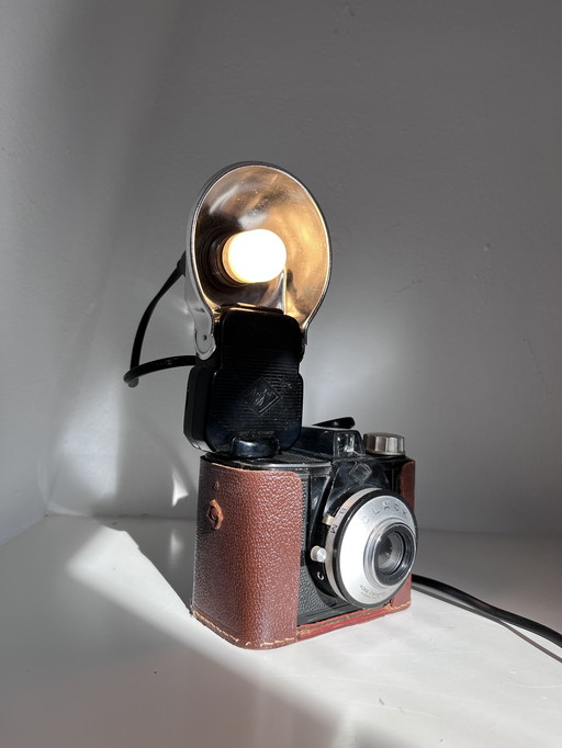 Handgemaakte lamp van camera met flits