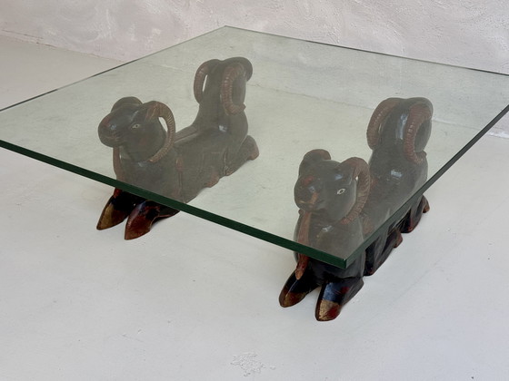 Image 1 of Mesa de centro estilo Hollywood Regency con cabeza de carnero tallada en madera | 1970