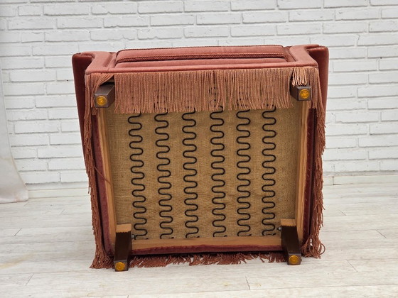 Image 1 of Poltrona danese con schienale alto, anni '70, rivestimento in velluto rosa salmone, legno di faggio.