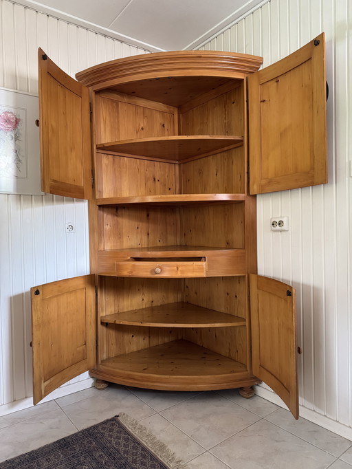 Degelijke grenen hoekkast 