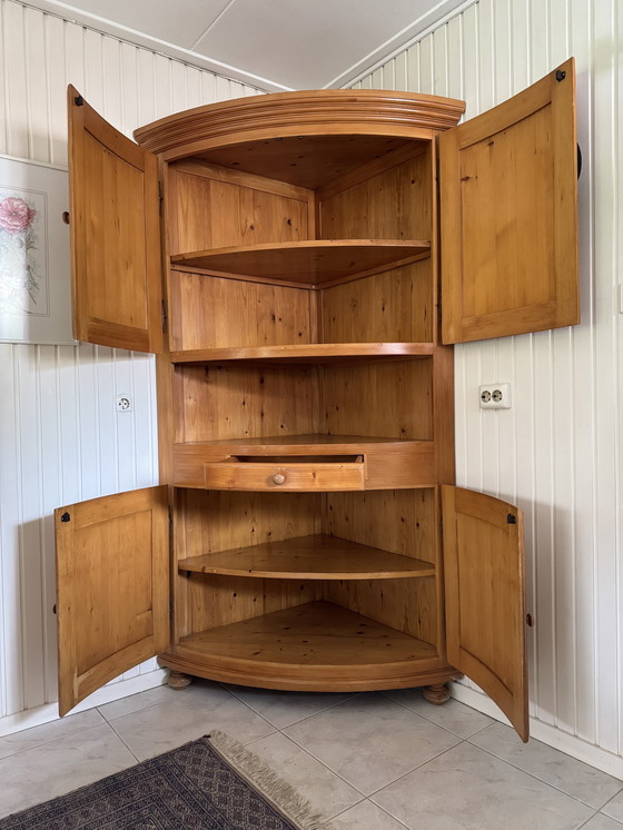 Image 1 of Degelijke grenen hoekkast 