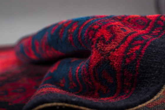 Image 1 of  Nahöstlicher Teppich aus rot-blauer Wolle im Tribal-Stil, 1950er Jahre