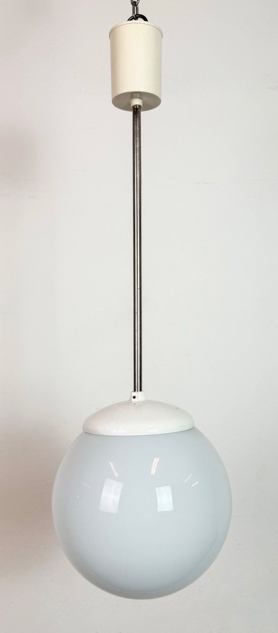 Image 1 of Lampadario vintage con paralume in vetro opalino di Elektrosvit, anni '60.