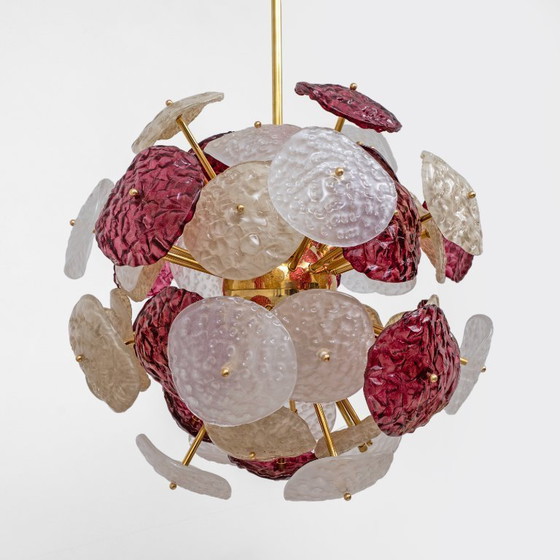 Image 1 of Lampadario Sputnik in vetro di Murano, rosso ciliegia, bianco e champagne, struttura in ottone.