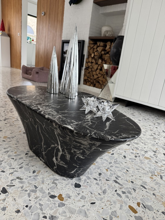 Image 1 of Mesa de centro ovalada con aspecto de mármol Polspotten