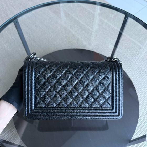 Image 1 of Chanel Boy Medium – Gestepptes, genarbtes Kalbsleder in Caviar-Optik, schwarze Ruthenium-silberne Beschläge, Serie 20
