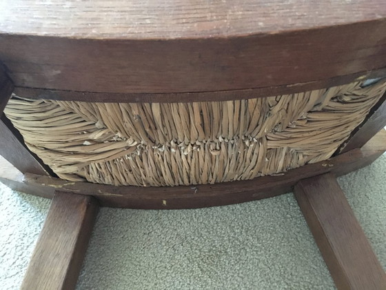 Image 1 of Fußhocker oder Hocker aus massiver Eiche mit geschwungener Sitzfläche aus Binsen