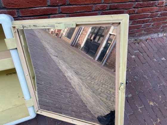 Image 1 of armadietto dei medicinali degli anni '50