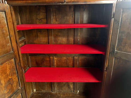 Image 1 of Antiker Kleiderschrank/Schrank im spanischen Stil aus Massivholz mit geschnitzten Paneelen