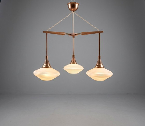 Lampadario scandinavo di metà secolo in teak, rame e vetro opalino, anni '60. – Lampade a sospensione, Glass (photo 2 of 5)