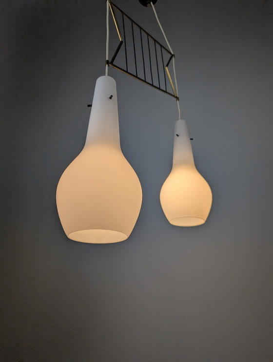 Image 1 of Lampada a sospensione italiana in opalino e ottone, stile Stilnovo, anni '50