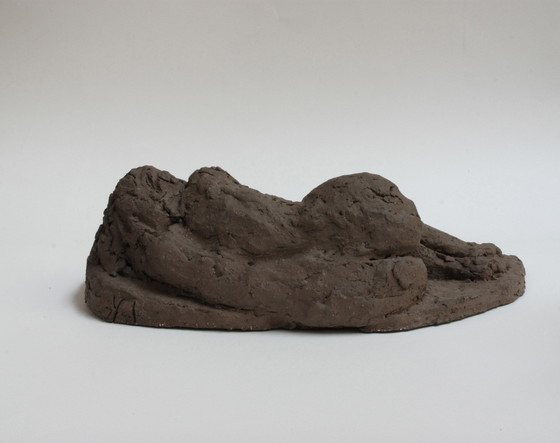Image 1 of Yolande Ide (1931) - Scultura, Donna nuda sdraiata - 39 cm - Terracotta