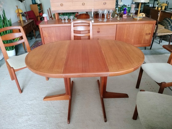 Image 1 of Vintage teakhouten Deense uitschuifbare ronde eettafel 