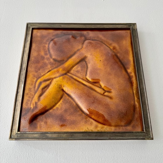 Image 1 of Vintage keramische reliëftegel met ingelijste vrouwelijke figuur