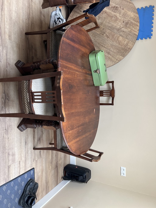 Table rétro en bois avec chaises