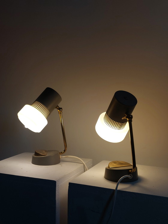 Image 1 of Lampade da tavolo vintage di metà secolo, lampade da comodino in vetro opalino e ottone