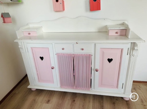 Preciosa cómoda antigua para la habitación de una niña.