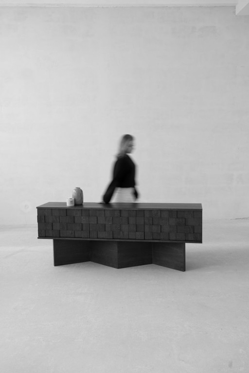 La commode Noemi est brute, minimaliste et sans compromis dans sa forme.