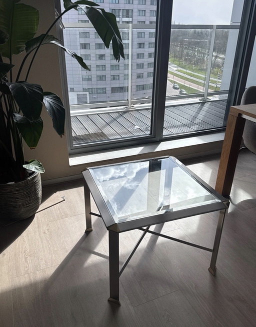 Elegante tavolino da caffè con struttura in cromo/argento e dettagli dorati (H: 47 cm
L: 67 cm
P: 67 cm)

