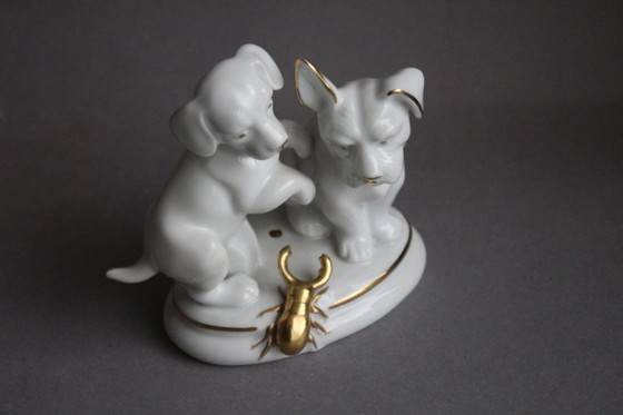 Image 1 of Porzellan Figurengruppe 2 Hunde mit Hirschkäfer weiß mit Goldapplikationen Marke Bedu