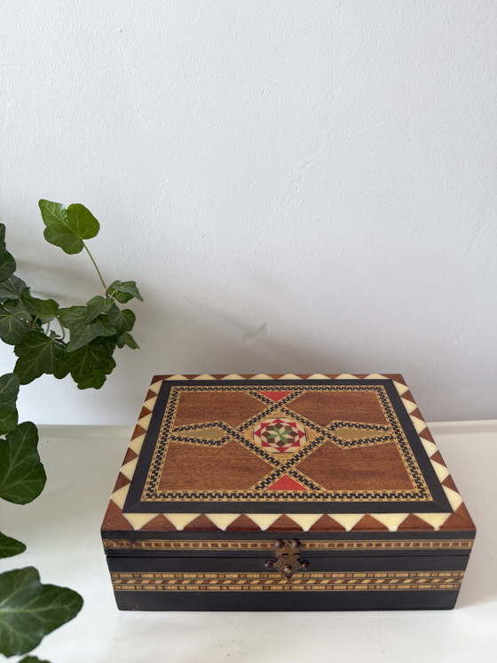 Image 1 of Boîte de rangement en bois à motif incrusté