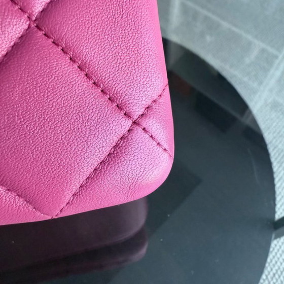 Image 1 of Borsa Chanel Trendy CC piccola - Pelle di agnello trapuntata rosa acceso con finiture dorate, serie 26
