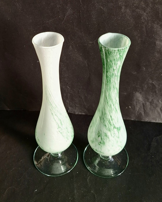 Image 1 of Deux vases vintage en verre blanc sur pied, ornés d'un tourbillon vert clair. Fabrication artisanale des années 1960 et 1970.