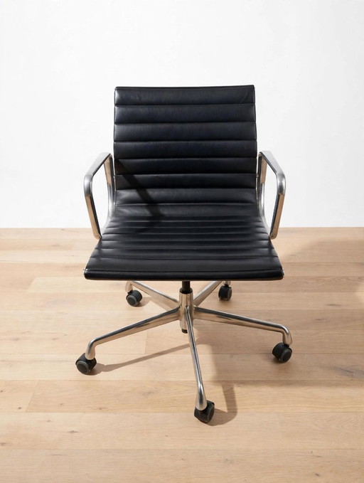Vitra EA 118 Eames Sedia da ufficio con braccioli