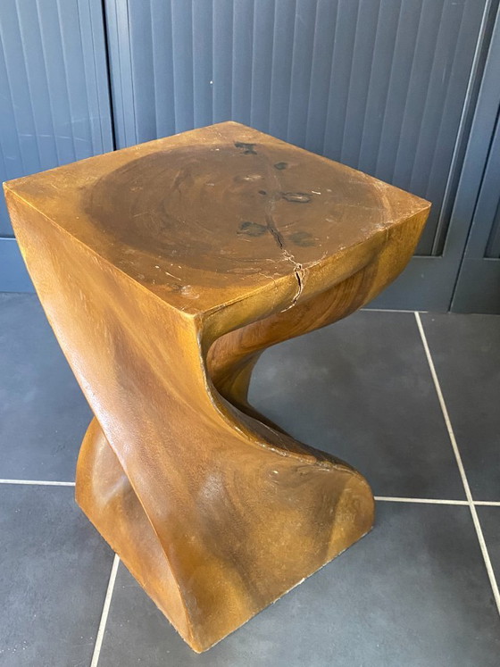 N2 Kruk van massief onbewerkt walnotenhout, uit één stuk gesneden, 1970 – Krukjes, Wood (photo 9 of 16)