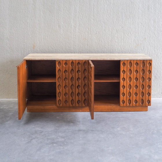 Credenza brutalista contemporanea in legno intagliato con piano in travertino – Credenze, Wood, Brass (photo 16 of 16)