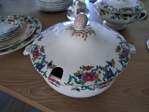 Engels servies, vermoedelijk bijna 100 jaar oud. 