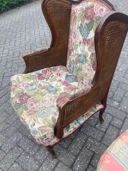 Armchair (wing) dimensions are approximately