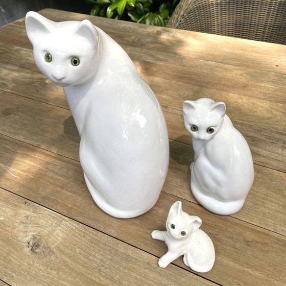 Image 1 of Set di 3 statuette vintage di gatti in ceramica bianca con occhi verdi.