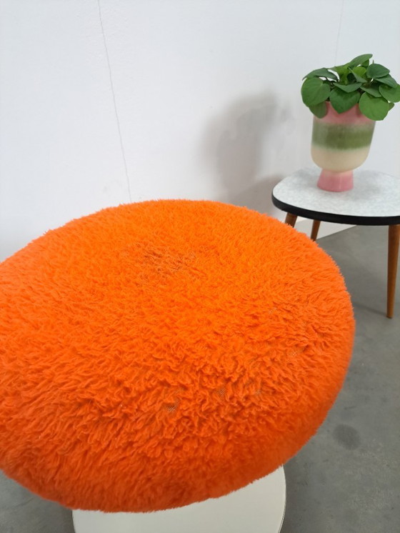 Image 1 of Sgabello in metallo bianco spaziale con soffice cuscino arancione