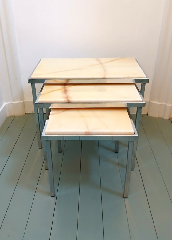 Image 1 of Minijuego de tres piezas de mediados de siglo: tapa de mármol y base cromada.