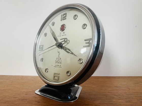 Image 1 of Reloj de mesa y despertador Five Rams (五羊) de mediados de siglo, en muy buen estado.