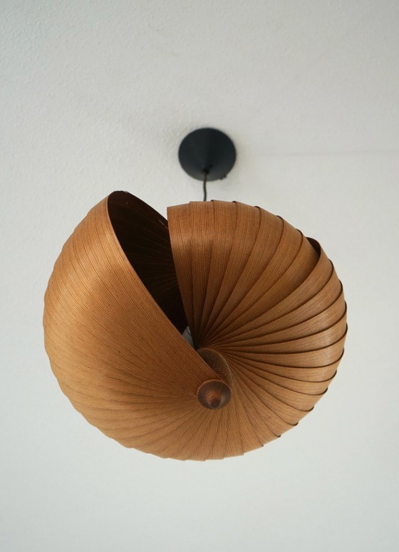 Image 1 of Houten plafondlamp in de vorm van een nautilus, toegeschreven aan Hans Agne Jakobsson. Jaren 60.