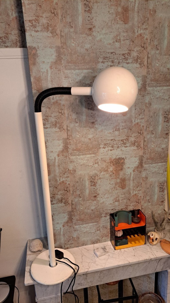 Image 1 of Lampadaire iconique au design vintage futuriste signé Hala. Blanc, métal, modèle œil + col de cygne.